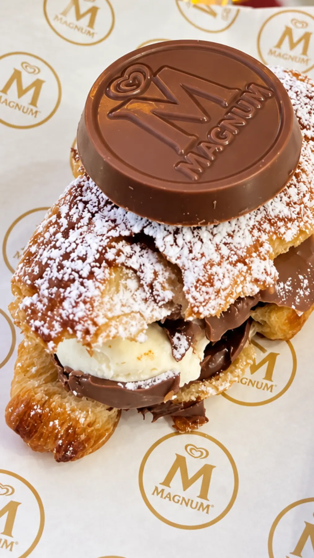 Croissant de Roulé combinado con helado Magnum para el Wine and Beer Experience